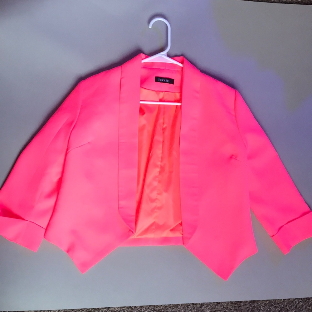 Women’s pink blazer fitted